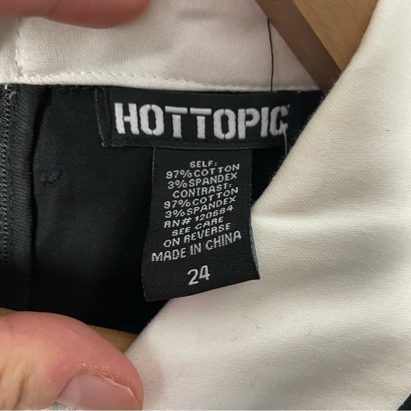 [Hot Topic] Women's Black & White Pin Up Wednesday Adams Fit & Flare Dress - Picture 3 of 8